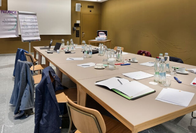 Seminartisch während Fotoshooting